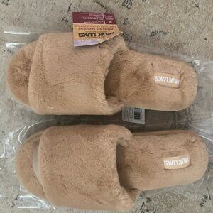 Brand new never been worn Muk Luks Women Slippers Size US 9-10